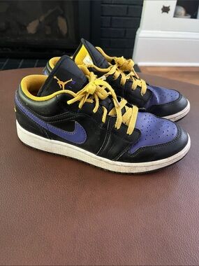 Nike air Jordan 1 low lakers colors size 6 youth